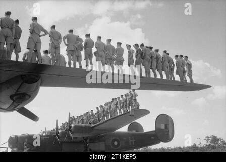 Royal Air Force in den Fernen Osten, 1941-1945. Der groundcrews Nr. 159 Squadron RAF stand auf den Flügeln der konsolidierten Liberator B Mark gegenüber anderen Flugzeugen des Geschwaders Zurück zur Digri, Indien, von einem langen - Abstand Bombardierung sortie Der Hnonngpladuk Eisenbahnknotenpunkt zu beobachten, 40 Meilen westlich von Bangkok, Thailand; eine Distanz von 2.100 Meilen von ihrer Basis. Der Squadron kommandierenden Offizier, Wing Commander J Blackburn, war verantwortlich für die Erhöhung des Gewichts der Ordnance durchgeführt durch die Befreier zu ermöglichen die effektive langfristige Einsätze durchgeführt werden. Stockfoto