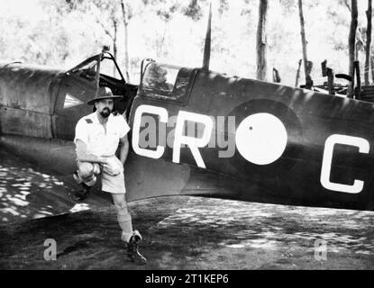 Commonwealth Air Aces des Zweiten Weltkriegs Strauss Flugplatz, NT. Wing Commander Clive 'Killer' Caldwell, den erfolgreichsten australischen Fighter Pilot des Krieges mit 28 Siegen, posieren neben seinem Spitfire. Er flog gegen die Deutschen in Nordafrika und dann die Australische Spitfire Flügel im nördlichen Australien gegen die Japaner. Stockfoto