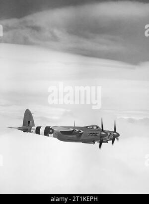 De Havilland Mosquito PR Mk XVI von No. 544 Squadron RAF mit Sitz in Benson, Oxfordshire, Dezember 1944. Mosquito PR Mark XVI, NS502 ?M?, von No. 544 Squadron RAF in Benson, Oxfordshire, im Flug. Stockfoto