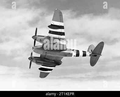 De Havilland Mosquito PR Mk XVI von No. 544 Squadron RAF, 26. Juli 1944. Mosquito PR Mark XVI, NS502 ?M?, von No. 544 Squadron RAF, gegründet in Benson, Oxfordshire, im Flug und Banking weg von der Kamera, um die Luftkameraanschlüsse unter dem Rumpf zu zeigen. Die Anordnung zeigt eine typische Kamerainstallation für die Höhenaufklärung, bestehend aus: Einem vertikalen 'Split-Paar' des Typs F.24s (14 Zoll) in der vorderen Bombenbucht; Ein weiteres vertikales „Splitpaar“ des Typs F.52s (20- oder 36-Zoll) entlang der Mittellinie hinter dem Bombenschächte, dazwischen ein nach dem Hafen gerichtetes schräges Typ F.24 (14-Zoll). Stockfoto