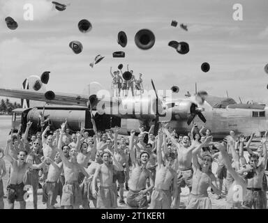Royal Air Force in den Fernen Osten, 1941-1945. Bodencrews von Nr. 356 Squadron RAF an der West Island, Cocos (Keeling) Inseln, Feiern vor einem Ihrer konsolidierten Befreier Markierung B VIs auf hören die Nachricht von der Kapitulation Japans. Stockfoto