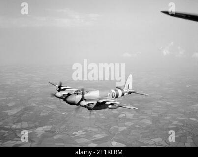 De Havilland Mosquito FB Mk XVIII „Tsetse“ der RAF-Staffel Nr. 248 mit Sitz in Portreath in Cornwall, 5. August 1944. Mücke FB Mark XVIII, NT225 ?O?, von Nr. 248 Squadron RAF Special Detachment mit Sitz in Portreath, Cornwall, im Flug. Diese Version wird manchmal als ?tsetse? Bezeichnet. Stockfoto