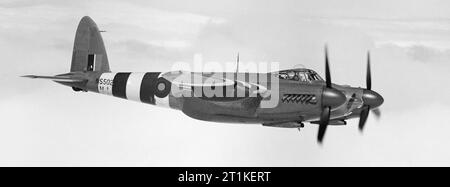 De Havilland Mosquito PR Mk XVI von No. 544 Squadron RAF mit Sitz in Benson, Oxfordshire, Dezember 1944. Mosquito PR Mark XVI, NS502 ?M?, von No. 544 Squadron RAF in Benson, Oxfordshire, im Flug. Stockfoto