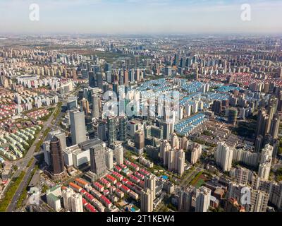 SHANGHAI, CHINA - 13. APRIL 2017: Das Stadtbild von Shanghai City, China mit vielen Wolkenkratzern vom Shanghai Tower aus gesehen Stockfoto