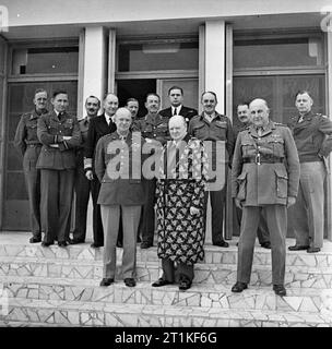 Die britische Armee in Italien 1943 Winston Churchill, Wiederherstellung nach einem Zeitraum der Pneumonie, mit General Eisenhower (links), General Sir Henry Maitland-Wilson (rechts) und andere miltary Chiefs, 25. Dezember 1943. Stockfoto