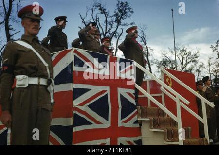 Feldmarschall Montgomery schmückt russischen Generäle am Brandenburger Tor in Berlin, Deutschland, 12. Juli 1945 stellvertretender Oberster Befehlshaber der Roten Armee, Marschall G Schukow und der Kommandant des 21. Armee, Feldmarschall Sir Bernard Montgomery auf der ehrenkompanie Base während einer März Vergangenheit der 7. Gepanzerten Division am Brandenburger Tor. Vor dem März vergangenen Feldmarschall Montgomery hatte Marschall Schukow als Knight Grand Cross des Ordens der Badewanne und anderen Dekorationen auf Allgemeine K Rokossovsky und Marschall V Sokolowski der Roten Armee. Stockfoto