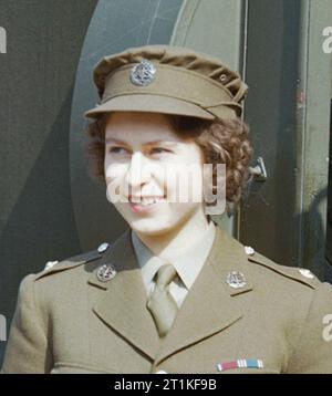 Prinzessin Elizabeth in der Auxiliary Territorial Service, April 1945 Prinzessin Elizabeth, eine zweite Subaltern im ATS vor einen Krankenwagen. Stockfoto