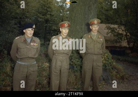 Hm König George VI Mit der Britischen Befreiungsarmee in Holland, 13. Oktober 1944 HM König George VI mit dem Kommandeur des 21. Armee, Feldmarschall Sir Bernard Montgomery (links) und der Kommandant der 2. Armee, Generalleutnant Sir Miles Dempsey, bei einem Besuch in General Dempsey's Hauptquartier. Stockfoto