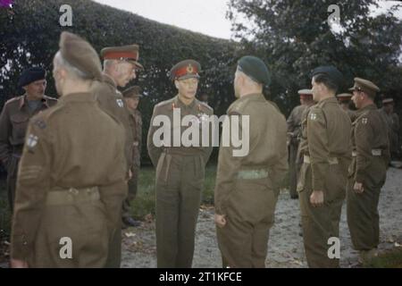 Hm König George VI Mit der Britischen Befreiungsarmee in Holland, 13. Oktober 1944 HM König George VI der Kontrollbeamten und Männer am Sitz der Kommandant der 2. Armee, Generalleutnant Sir Meile Dempsey. Allgemeine Dempsey auf der King's Links. Auf der extremen Linken ist Feldmarschall Montgomery. Stockfoto