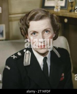 Frauen im Krieg 1939-1945 Krankenpflege: Close-up von Lady Mountbatten, in der Uniform des St John Ambulance Brigade, die in der Zeichnung Zimmer ihres Hauses im Belgrave Square, London sitzen. Stockfoto