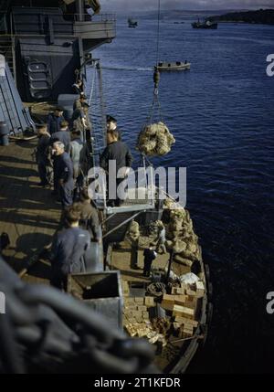 An Bord des U-Boots Depot Schiff HMS her, Holy Loch, Schottland, 1942 HMS her, die auf die Versorgung für sich und das U-Boot Flotte. Stockfoto