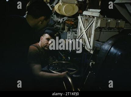 An Bord Hm-U-Boot Tribüne, 1942 Im motor Zimmer von HMS-Tribüne. Stockfoto