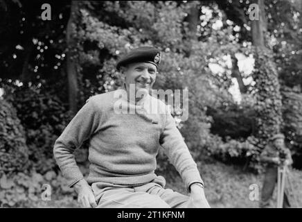 Die alliierten Streitkräfte in der Normandie Kampagne 1944 General Sir Bernard Montgomery Adressierung Allied Kriegskorrespondenten auf einer Pressekonferenz in seinem Hauptquartier, 11. Juni 1944. Stockfoto