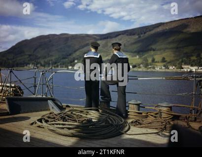 An Bord des U-Boots Depot Schiff HMS her, Holy Loch, Schottland, 1942 Zwei Bewertungen auf dem Deck der HMS HER am Heiligen See, Schottland. Stockfoto