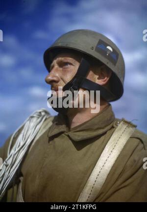 Paratroop Ausbildung in Großbritannien, Oktober 1942 Kopf und Schultern Porträt der Fallschirmjäger. (Hinweis Emblem auf Helm). Stockfoto