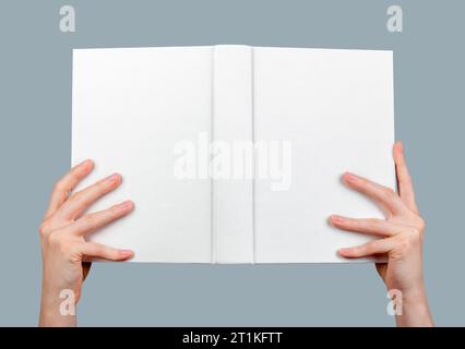Hand hält das Buch offen, Hardcover, leeres Hardcover Stockfoto