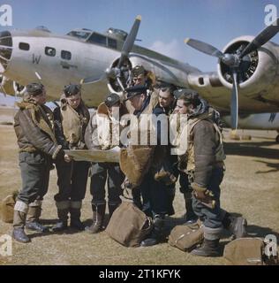 Royal Air Force Coastal Command, 1939-1945. Werbung geschossen, die vorgibt, der Kapitän einer Boeing Festung Mark II der Küstengebiete Befehl mit einer abschließenden Konferenz mit seiner Crew vor dem Start zu zeigen. Das Foto wurde am Lagens, Azoren, vor einer Festung Mark II, FL 462 'W' von Nr. 220 Squadron RAF. Die "Crew" waren in der Tat eine Ad-hoc-Gruppe von Nr. 206 Squadron RAF gezeichnet, und der 'Hauptmann' (3. von rechts, das Tragen von SD-Gap) Flying Officer L W Taylor RAAF, einem Ministerium Public Relations Officer. Stockfoto