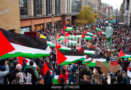 Glasgow, Schottland, Großbritannien. Oktober 2023. Anhänger Palästinas nehmen heute an einer Kundgebung und Demonstration in Glasgow an der Buchanan Street Steps Teil. Sie protestierten gegen die schwere Vergeltungsmaßnahme Israels gegen Gaza nach dem Angriff der Hamas auf Israel in der vergangenen Woche. Nach der Kundgebung marschierten die Demonstranten durch das Stadtzentrum zu den BBC-Studios am Pacific Quay, wo eine Kundgebung gegen die BBC stattfand. Iain Masterton/Alamy Live News Stockfoto