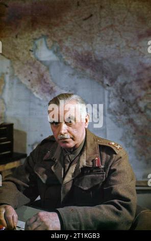 Die britische Armee in Italien, März 1945 Generalleutnant W D Morgan, der Stabschef der Oberste Alliierte Befehlshaber des Mittelmeers Kräfte, Feldmarschall Alexander, an seinem Schreibtisch vor eine Karte, aus dem Mittelmeerraum an Afhq, Caserta, Italien. Stockfoto