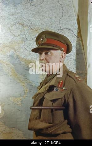 Die britische Armee in Italien, März 1945 Generalleutnant W D Morgan, der Stabschef der Oberste Alliierte Befehlshaber des Mittelmeers Kräfte, Feldmarschall Alexander, stehend, trägt eine Kappe, vor einer Karte mit den Mittelmeerraum an Afhq, Caserta, Italien. Stockfoto