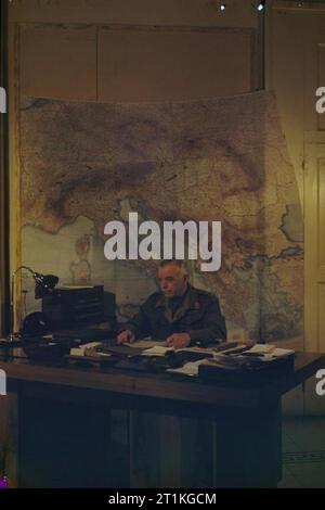 Die britische Armee in Italien, März 1945 Generalleutnant W D Morgan, der Stabschef der Oberste Alliierte Befehlshaber des Mittelmeers Kräfte, Feldmarschall Alexander, an seinem Schreibtisch vor eine Karte, aus dem Mittelmeerraum an Afhq, Caserta, Italien. Stockfoto