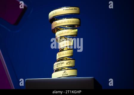 Trient, Italien. Oktober 2023. Die Siegertrophäe des Giro D'Italia 2023 Festival dello Sport - Sportfestival, Sportveranstaltungen in Trient, Italien, 14. Oktober 2023 Credit: Unabhängige Fotoagentur/Alamy Live News Stockfoto