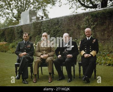 Der Ministerpräsident, die Rt Hon Winston Churchill, mit seinen Stabschefs im Garten Nr. 10 Downing Street, London, 7. Mai 1945 von Links nach Rechts: Marschall der Royal Air Force Sir Charles Portal; Feldmarschall Sir Alan Brooke, Winston Churchill, der Premierminister, und Admiral der Flotte Sir Andrew Cunningham. Stockfoto