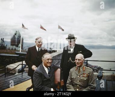 Die Konferenz in Quebec, Kanada, August 1943 Gruppenfoto auf der Terrasse der Zitadelle in Québec, anlässlich der ersten Quebec Konferenz, mit dem Chateau Frontenac im Hintergrund. Vordere Reihe: Präsident Roosevelt der Vereinigten Staaten und der Earl of Athlone, Generalgouverneur von Kanada; Hintere Reihe: Herr Mackenzie-King, Premierminister von Kanada und dem Ministerpräsidenten, dem rechten Hon Winston Churchill, MP. Stockfoto