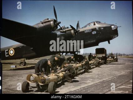 Die Royal Air Force in England, April 1942 Royal Air Force Waffenexperten prüfen über die 16 250 Pfund Bomben, bevor Sie in einen kurzen Stirling bomber N 6101 der Nr. 1651 Schwere Umrechnungseinheit in Edinburgh, Cambridgeshire geladen werden. (N 6101 war einer der ersten, der durch kurze und Harland in Belfast gebaut). Stockfoto