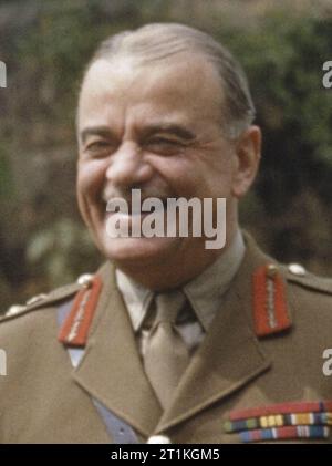 Der Ministerpräsident, die Rt Hon Winston Churchill, mit seinen Stabschefs im Garten Nr. 10 Downing Street, London, 7. Mai 1945 Sitzend, von links nach rechts: Air Chief Marshal Sir Charles Portal; Feldmarschall Sir Alan Brooke, die Rt Hon Winston Churchill; Admiral Sir Andrew Cunningham. Stehend von links nach rechts: die Sekretärin des Chefs der Mitarbeiter des Ausschusses, Major General L C Hollis; und Stabschef an den Verteidigungsminister, General Sir Hastings Ismay. Stockfoto