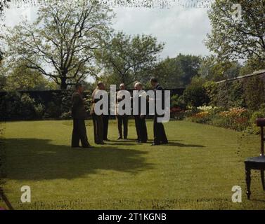 Der Ministerpräsident, die Rt Hon Winston Churchill, mit seinen Stabschefs im Garten Nr. 10 Downing Street, London, 7. Mai 1945 stehend von links nach rechts: Major General L C Hollis, Sekretärin des Chefs der Angestellten Ausschusses; General Sir Hastings Ismay, Stabschef der Bundesminister der Verteidigung; Admiral Sir Andrew Cunningham; Feldmarschall Sir Alan Brooke, Air Chief Marshal Sir Charles Portal, dem Premierminister und ein Adjutant. Stockfoto