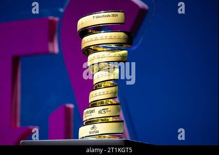 Trient, Italien. Oktober 2023. Die Siegertrophäe des Giro D'Italia 2023 Festival dello Sport - Sportfestival, Sportveranstaltungen in Trient, Italien, 14. Oktober 2023 Credit: Unabhängige Fotoagentur/Alamy Live News Stockfoto