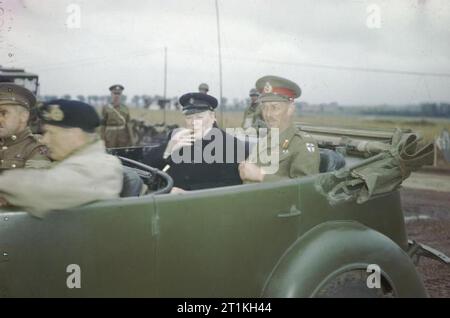 Der Besuch von Premierminister Winston Churchill nach Caen, Normandie, 22. Juli 1944 Der Premierminister, die Rt Hon Winston Churchill, MP, sitzen in einem Personal Auto mit der Kommandant der 2. britischen Armee, Generalleutnant Sir Miles Dempsey. Auf dem vorderen Beifahrersitz ist General Sir Bernard Montgomery, der Kommandant der 21. Armee Gruppe. Stockfoto