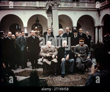 Die Konferenz von Jalta, Krim, Februar 1945 Der Premierminister, die Rt Hon Winston Churchill, MP der Präsident der Vereinigten Staaten, Herr Franklin Roosevelt Joseph Stalin Marschall der Sowjetunion auf dem Gelände des Liwadia-palast, Jalta während der acht Tag Konferenz von Jalta fotografiert. Hinter den drei Führer sind, von links nach rechts: der britische Außenminister, der Rt Hon Anthony Eden, MP des US-Außenministers, Herrn Edward Stettinius der britische Staatssekretär für Auswärtige Angelegenheiten, die Rt Hon Sir Alexander Cadogan der sowjetische Volkskommissar für auswärtige Angelegenheit Stockfoto