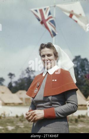 Frauen im Krieg 1939 - 1945 Krankenpflege: Halblanges Porträt einer Schwester von Königin Alexandras Kaiserlichem Militärpflegedienst vor einem Feldlazarett in Frankreich. Stockfoto