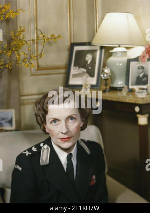 Frauen im Krieg 1939-1945 Krankenpflege: Close-up von Lady Mountbatten, in der Uniform des St John Ambulance Brigade, die in der Zeichnung Zimmer ihres Hauses im Belgrave Square, London sitzen. Stockfoto