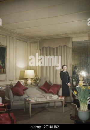 Frauen im Krieg 1939-1945 Krankenpflege: Lady Mountbatten, in der Uniform des St John Ambulance Brigade, die in der Zeichnung Zimmer ihres Hauses im Belgrave Square, London. Stockfoto