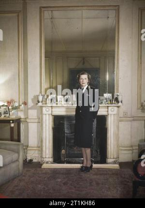 Frauen im Krieg 1939 - 1945 Krankenpflege: Porträt der Lady Mountbatten in der Uniform des St John Ambulance Feuerwehr in der Zeichnung Zimmer ihres Hauses im Belgrave Square. Stockfoto