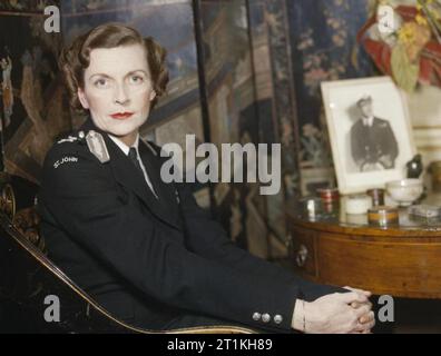 Frauen im Krieg 1939-1945 Krankenpflege: Close-up von Lady Mountbatten, in der Uniform des St John Ambulance Feuerwehr, neben einem kleinen runden Tisch im Salon von ihrem Haus in Belgrave Square, London. Stockfoto