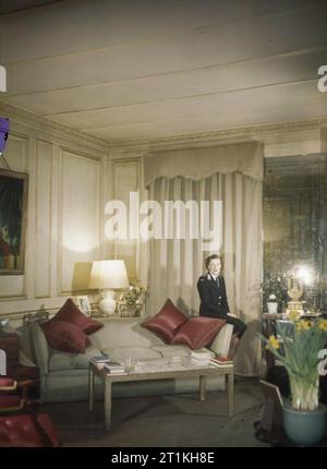 Frauen im Krieg 1939-1945 Krankenpflege: Lady Mountbatten, in der Uniform des St John Ambulance Brigade, die in der Zeichnung Zimmer ihres Hauses im Belgrave Square, London. Stockfoto