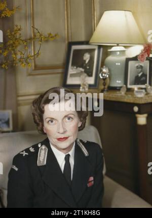 Frauen im Krieg 1939-1945 Krankenpflege: Close-up von Lady Mountbatten, in der Uniform des St John Ambulance Brigade, die in der Zeichnung Zimmer ihres Hauses im Belgrave Square, London sitzen. Stockfoto