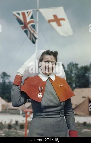 Women at war 1939-1945 Nursing: Halblanges Porträt einer stillenden Schwester des kaiserlichen Militärkrankenhauses von Königin Alexandra vor einem Feldkrankenhaus in Frankreich. Stockfoto