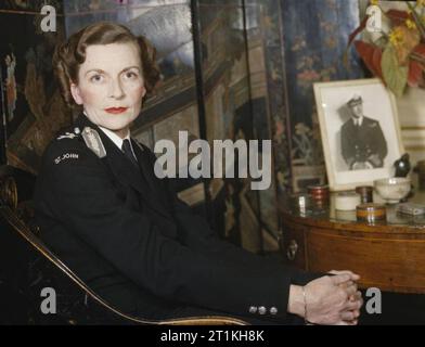 Frauen im Krieg 1939-1945 Krankenpflege: Close-up von Lady Mountbatten, in der Uniform des St John Ambulance Feuerwehr, neben einem kleinen runden Tisch im Salon von ihrem Haus in Belgrave Square, London. Stockfoto