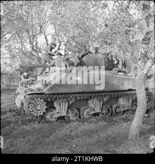 Die britische Armee in Italien 1944 Sherman Panzer und Crew, 7. Januar 1944. Stockfoto