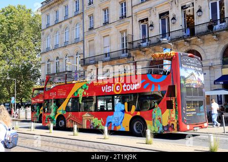 Visiotour Doppeldeckerbus vor dem Tourismusbüro von Bordeaux, um die Stadt zu besuchen. Tourismus, Touristen und Besuch in Bordeaux. Bordeaux, Gironde, Fra Stockfoto