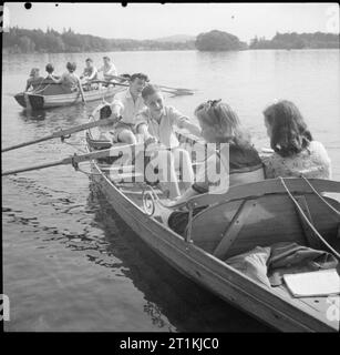 Co-operative Jugend Sommer Schulen - Bildung und Unterhaltung, Craig School, Windermere, England, UK, 1943 junge Leute, die die kooperative Union Summer School an Craig School, Lake Windermere, genießen Sie einen Punkt von Rudern auf dem See. Gemäß der ursprünglichen Beschriftung, ein Tag in der Woche der Sommerschule wurde zu einem Ausflug auf den See gewidmet, mit Picknick zum Mittagessen, die andere Seite zu erkunden. Laut einem Artikel in der theCo-operative News (7. August 1943), waren sie Rudern von Bowness zu Schloss Wray, eine Reise von 4 Meilen. Stockfoto