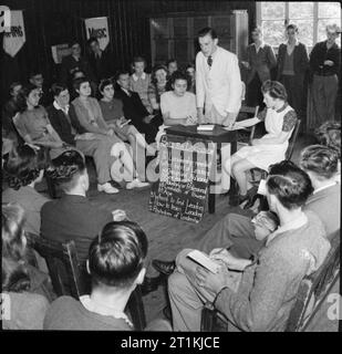 Co-operative Jugend Sommer Schulen - Bildung und Unterhaltung, Craig School, Windermere, England, UK, 1943 Mitglieder der Diskussionsgruppe in vollem Durchfluss an der Kooperative Union Youth Summer School in Windermere. Die Diskussion Thema in dieser Sitzung ist "Führung" und verschiedene Punkte zur Diskussion auf der Tafel in der Mitte verzeichnet worden, wie "ist die Führung benötigt?", "Wie Führer' und 'Psychologie der Führung zu trainieren". Stockfoto