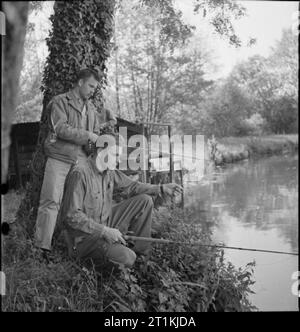 Country Club für uns Flieger - Ruhe und Erholung in der englischen Landschaft, Stanbridge Earls, Romsey, Hampshire, 1943 Lieutenant J D Baird (stehend) und Kapitän J R Farren, einen Punkt von Forellen angeln am Ufer des Flusses Test in Hampshire genießen. Leutnant Baird ist der Pilot einer 'fort' (B17 Flying Fortress) von Suring, Wisconsin und Kapitän Bullock ist ein B17 Navigator aus Greensboro, North Carolina. Gemäß der ursprünglichen Legende: "Diese Kämpfer erwartet Forellen zu angeln, Bohrung waren wirklich überrascht und die Freude es trotz wenig Erfolg in der Form gab erfreut Stockfoto