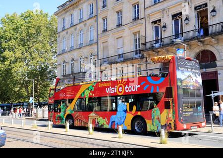 Visiotour Doppeldeckerbus vor dem Tourismusbüro von Bordeaux, um die Stadt zu besuchen. Tourismus, Touristen und Besuch in Bordeaux. Bordeaux, Gironde, Fra Stockfoto