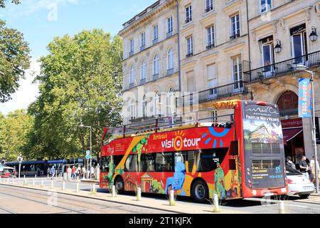 Visiotour Doppeldeckerbus vor dem Tourismusbüro von Bordeaux, um die Stadt zu besuchen. Tourismus, Touristen und Besuch in Bordeaux. Bordeaux, Gironde, Fra Stockfoto